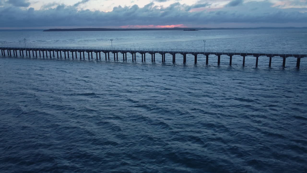 4k 무인 항공기 우란 간 부두 일출