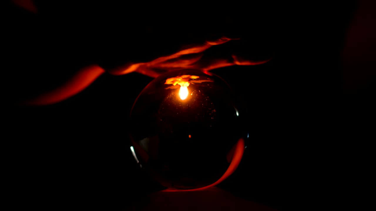 4k 클로즈업 에서 마법사나 마녀가 크리스탈로 주문을 하고 있습니다.