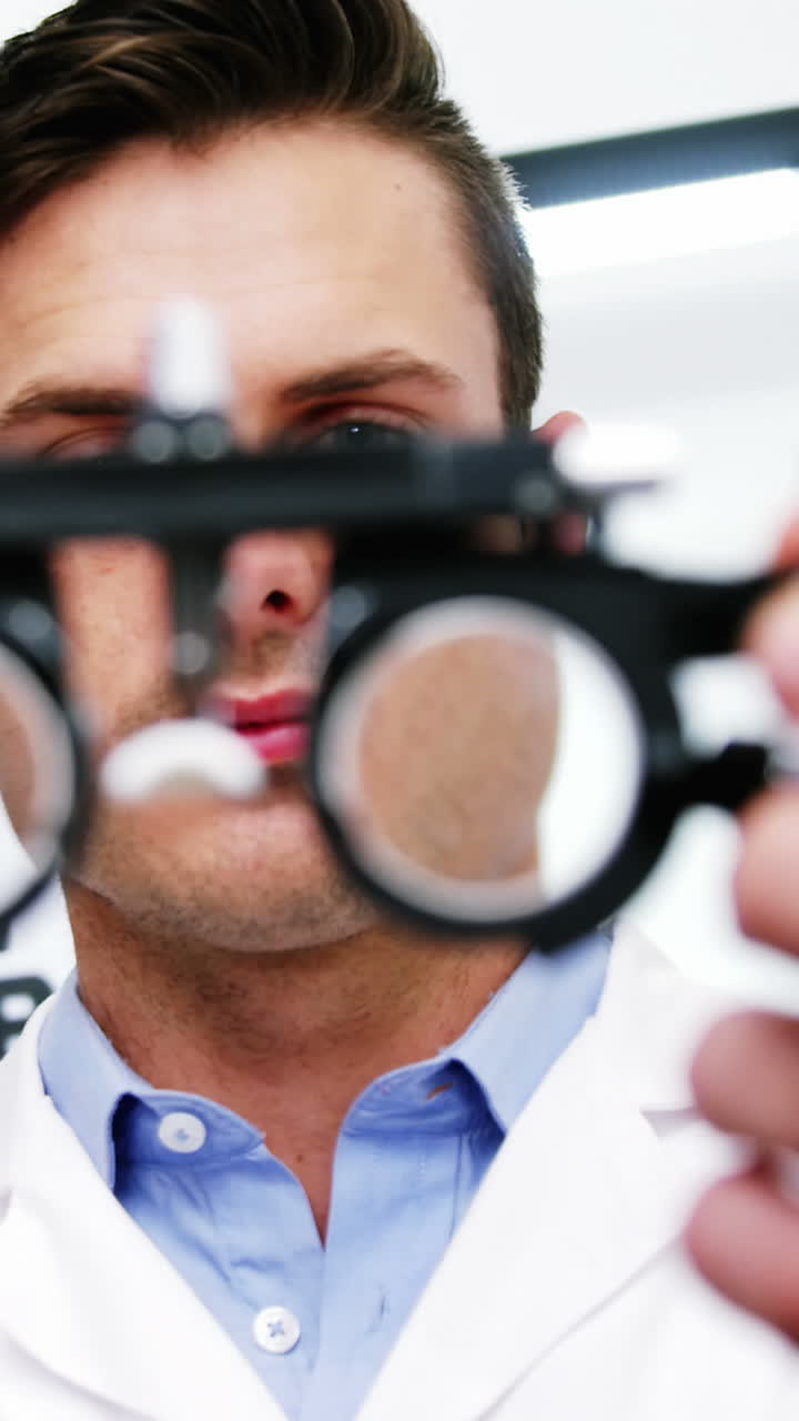 optometrista con el espejo de mesa