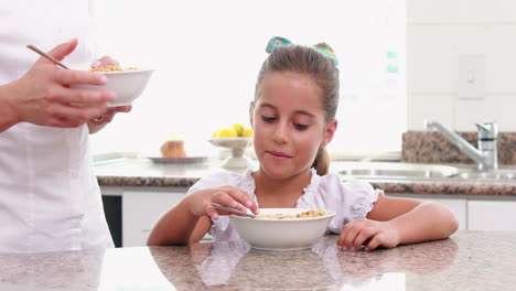madre y su hija comiendo cereales juntos
