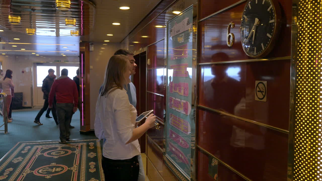 hombre y mujer mirando el plan del barco