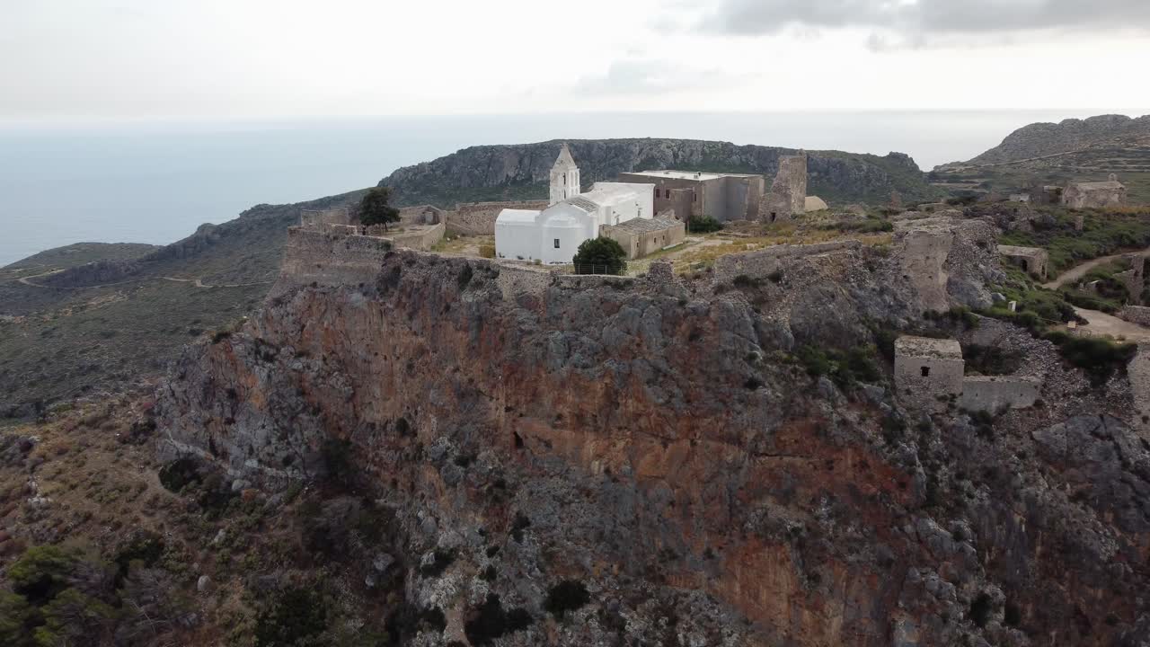 그리스 키티라 섬의 코라 절벽의 성 위의 도 사진