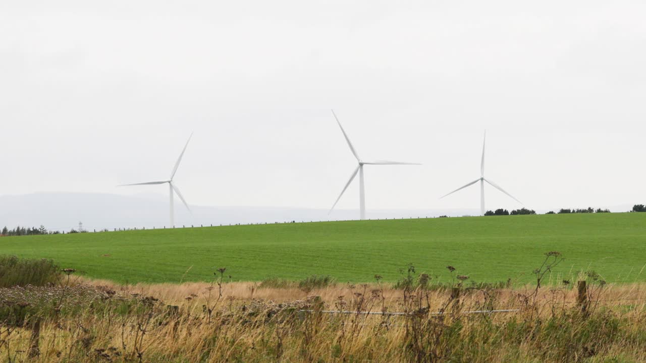 푸른 에서 회전하는 풍력 터빈