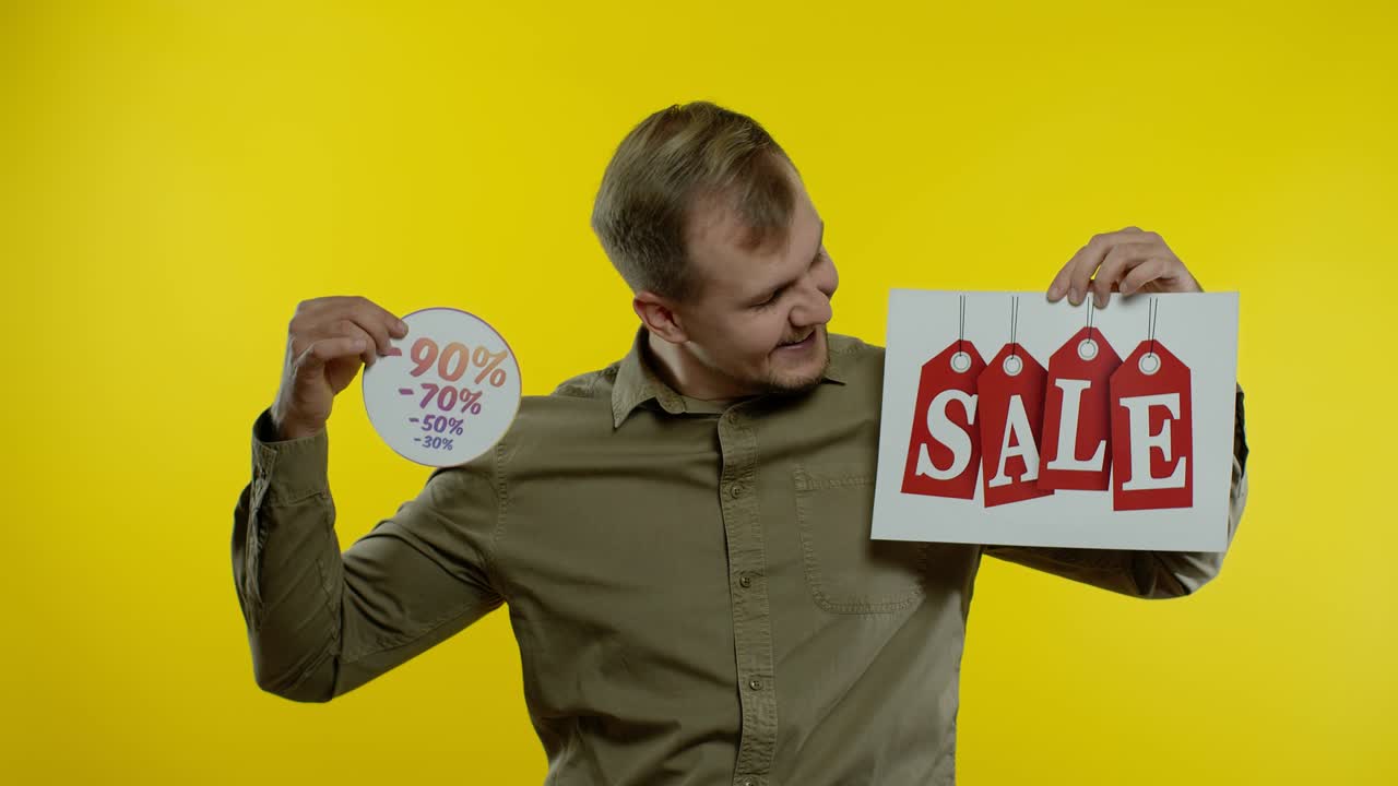 판매 단어와 할인 비율을 표시하는 사람 광고 글자 블랙 프라이데이 개념