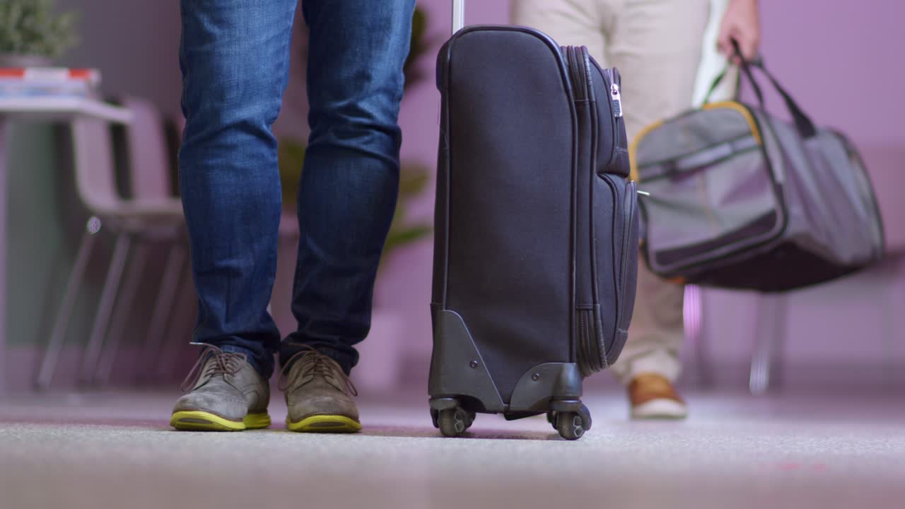 fila de personas esperando su turno con equipaje y bolsas en el aeropuerto