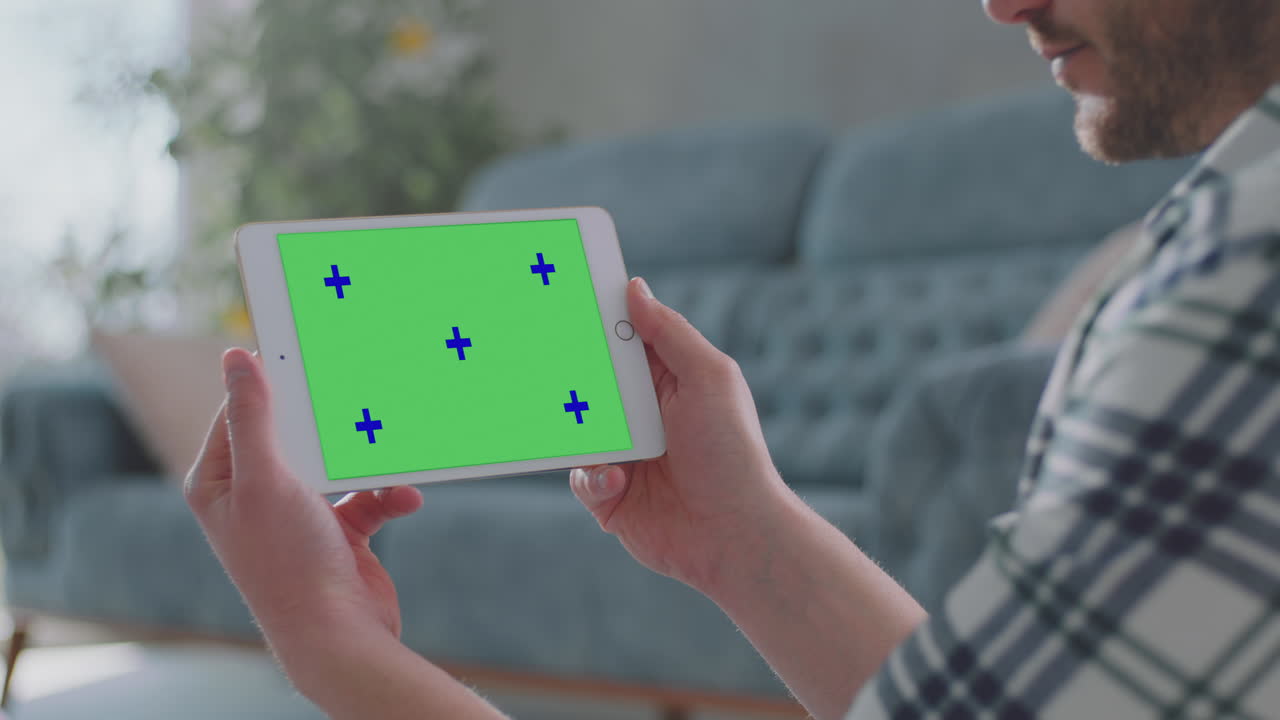 태블릿 스크린을 보는 남자