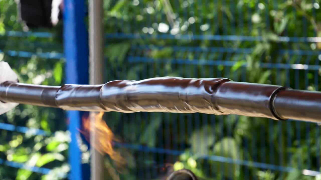 aplicación de un aislamiento contra el encogimiento térmico a la tubería