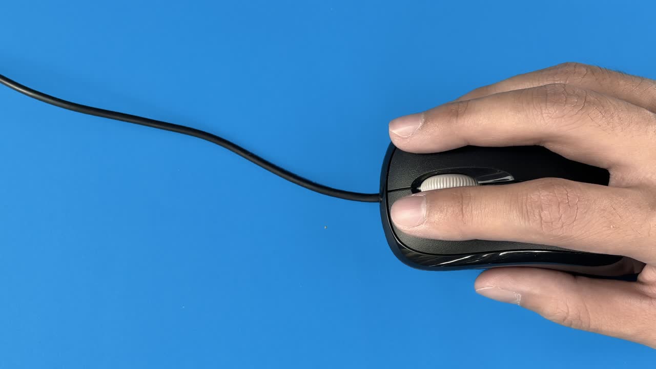 비즈니스맨이 블루 스크린에서 마우스를 사용하고 있습니다.