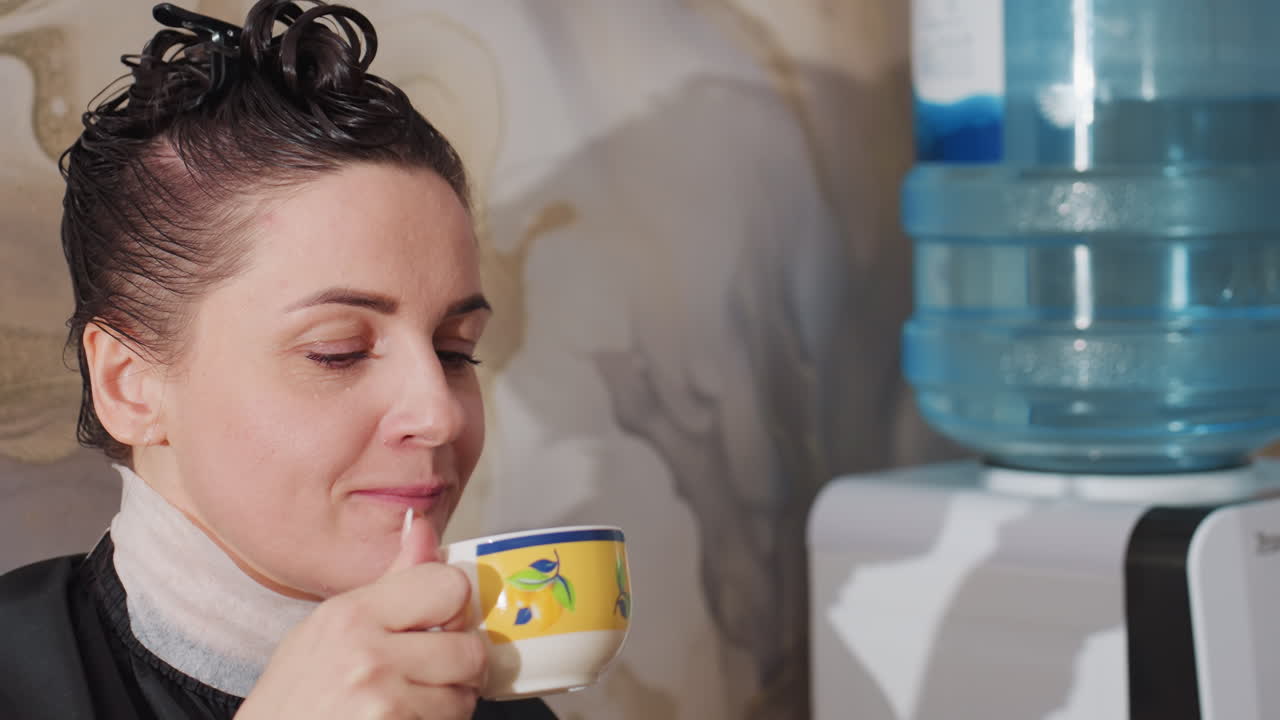 Personal del salón relajándose, peluquero disfrutando de una pausa para el café, esteticista tomándose un descanso para reponer fuerzas durante las horas de trabajo, empleado del salón disfrutando de un momento de descanso y reponiendo fuerzas con un café en la mano