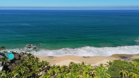 une plage cachée à sayulita, au mexique, vue uniquement depuis un drone.