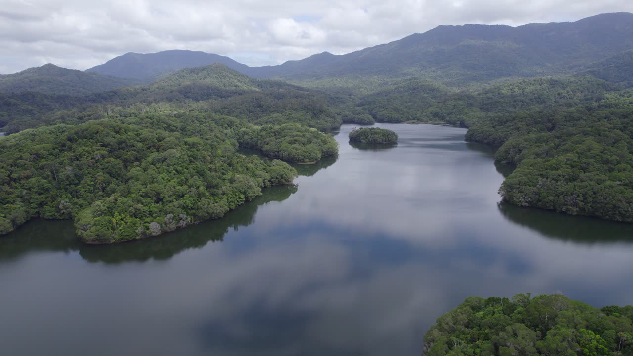 호주 북부 퀸즐랜드에 있는 모리스 호수의 잔잔한 물에 흐린 하늘의 반사 - 공중 드론 샷