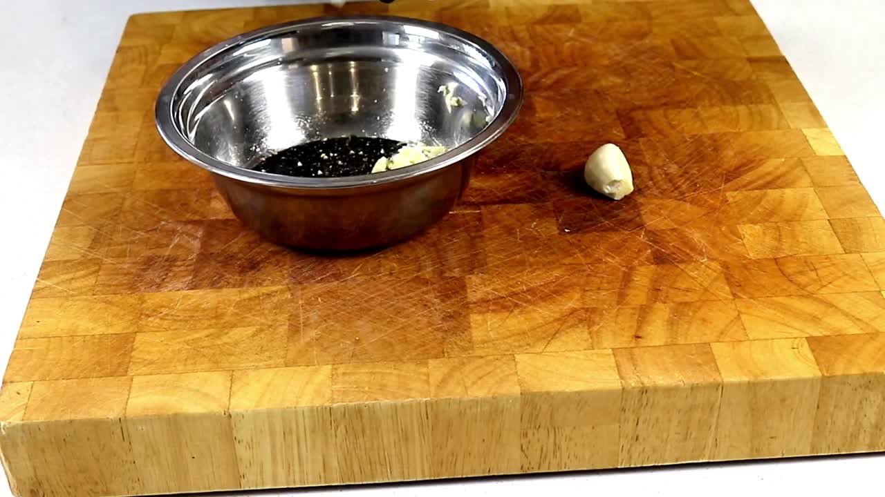 aplastar el ajo con una prensa de ajo