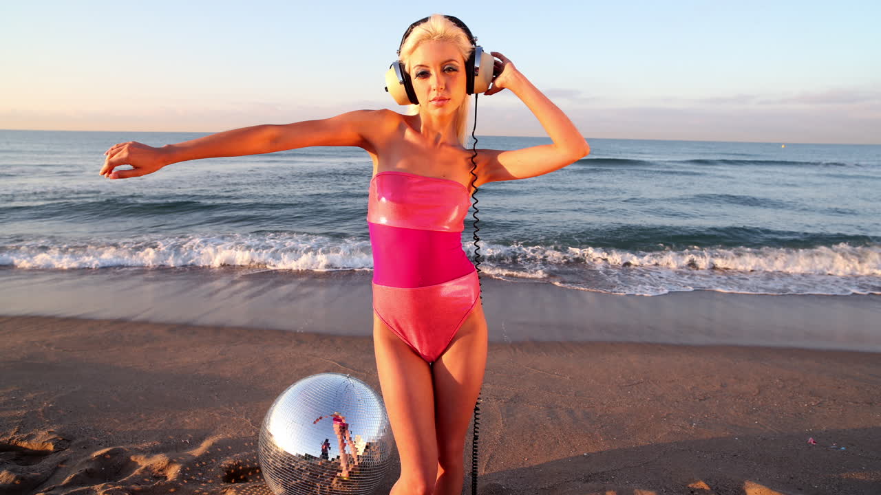 해변에서 춤추는 여인 00