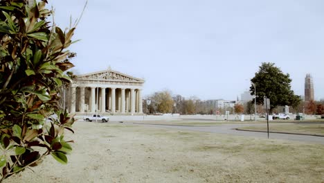 el edificio partehnon en nashville, tennessee, toma amplia y el árbol de magnolia en primer plano con panorámica de video de derecha a izquierda