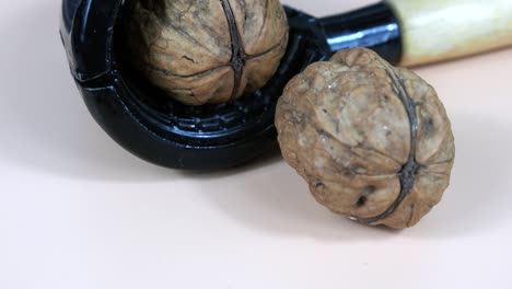 nueces maduras girando de cerca