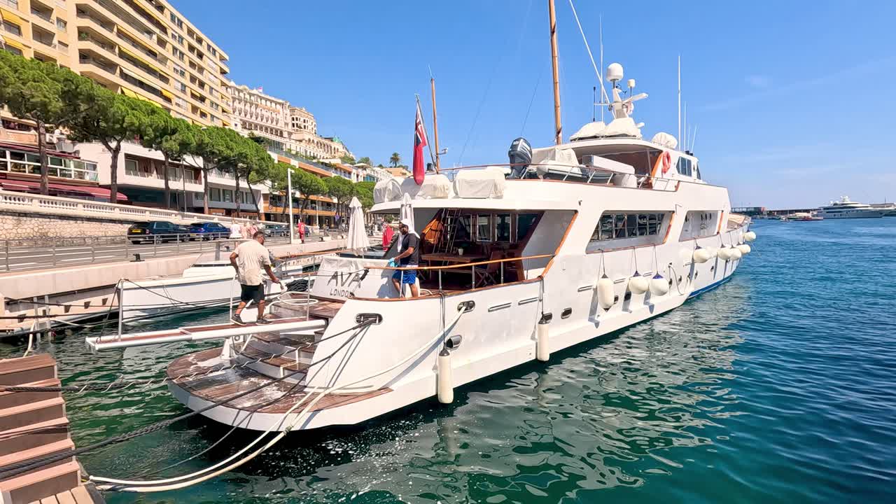Equipaggio che pulisce uno yacht al molo di Monte Carlo