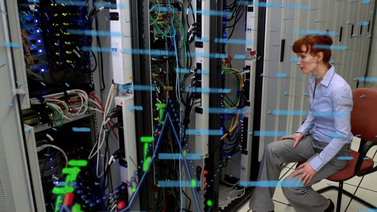 animación del procesamiento de datos sobre una mujer de negocios caucásica en la sala de servidores