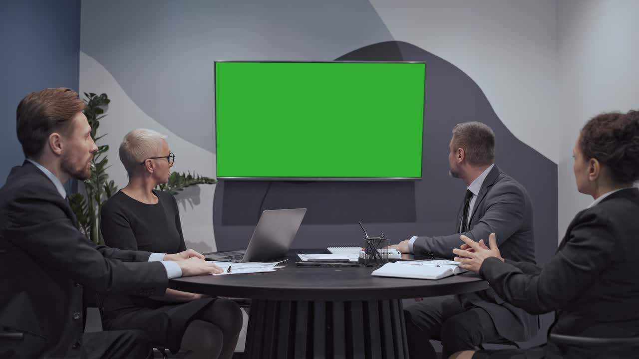 equipo de consultoría política viendo malas noticias en la pantalla verde, fracaso electoral