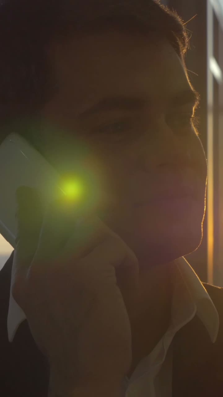 Hombre hablando por teléfono