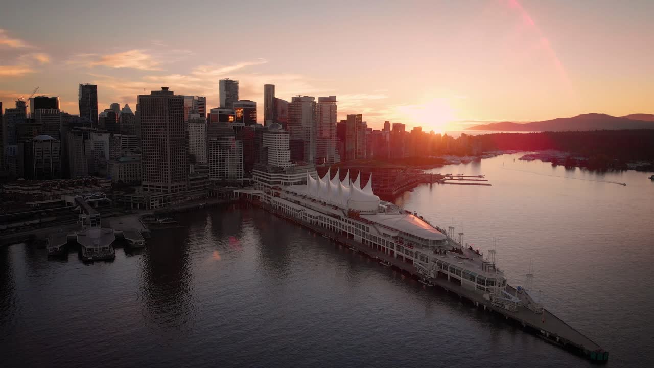 Volando sopra lo skyline della città di Vancouver al tramonto.