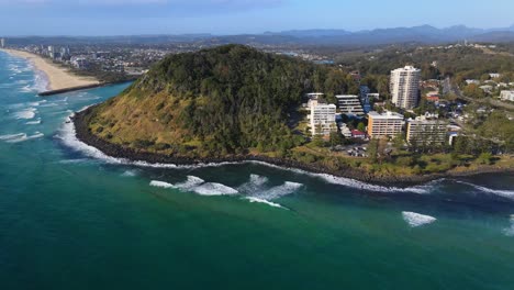 Impresionante-Vista-De-Una-Ciudad-Y-Parque-Nacional-De-Burleigh-Heads---Hoteles-Junto-Al-Mar-Y-Frente-Al-Mar---Mar-Azul-Y-Playa-De-Arena---Costa-Dorada,-Qld,-Australia