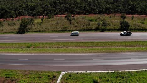 Furgoneta-O-Autobús-Pequeño-Conduciendo-Por-La-Autopista---Vista-De-Seguimiento-Lateral-Aérea