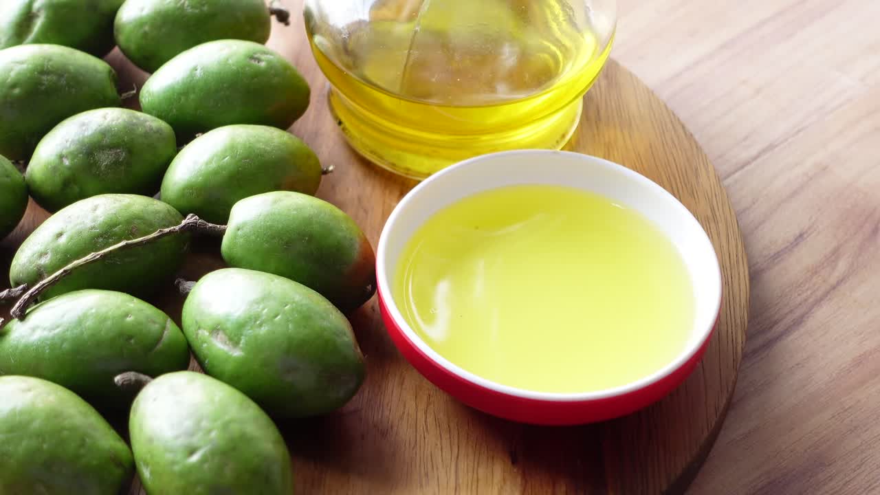 녹색 과일과 기름