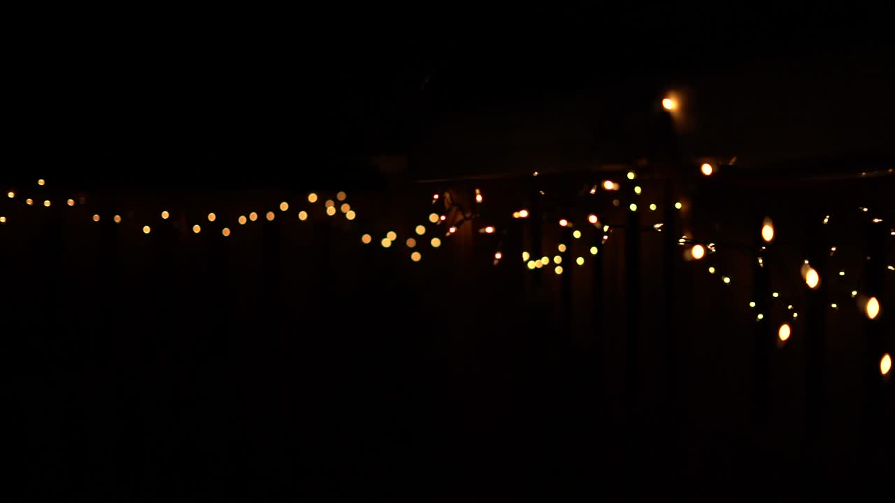 рождественские огни не в фокусе, некоторые из них размыты