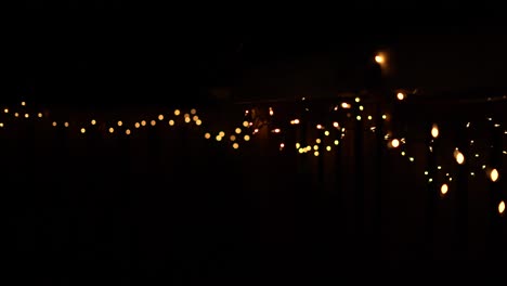 luces navideñas fuera de foco, algunas de ellas son borrosas