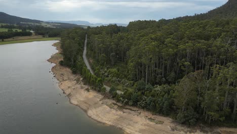 Toma-Aérea-Con-Dron-A-Lo-Largo-De-La-Orilla-Arenosa-Del-Lago-Huntsman-En-Tasmania