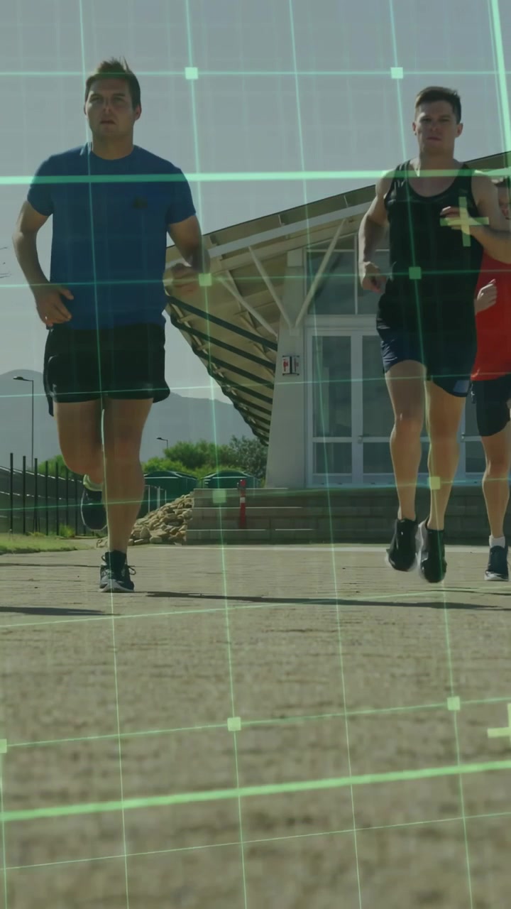 Video verticale: Corridori maschi che iniziano uno sprint verso la telecamera per il fitness, con HUD a griglia verde che traccia i piedi