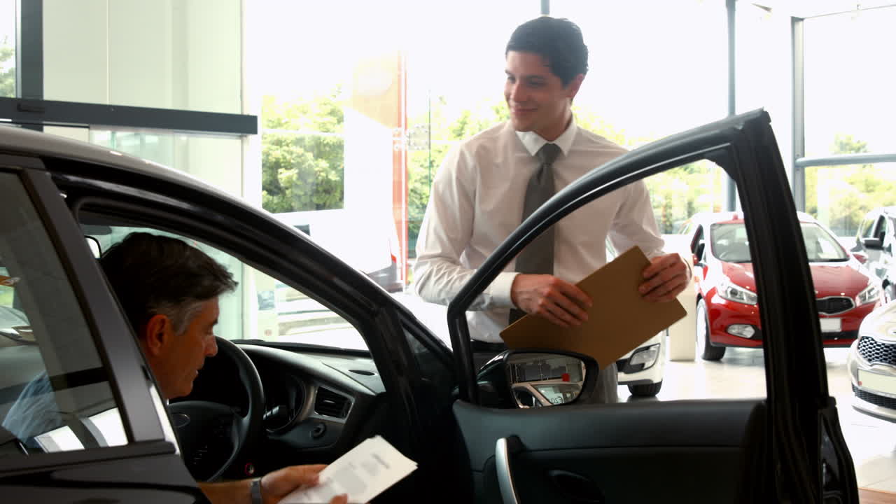 hombre de negocios explicando los detalles del coche