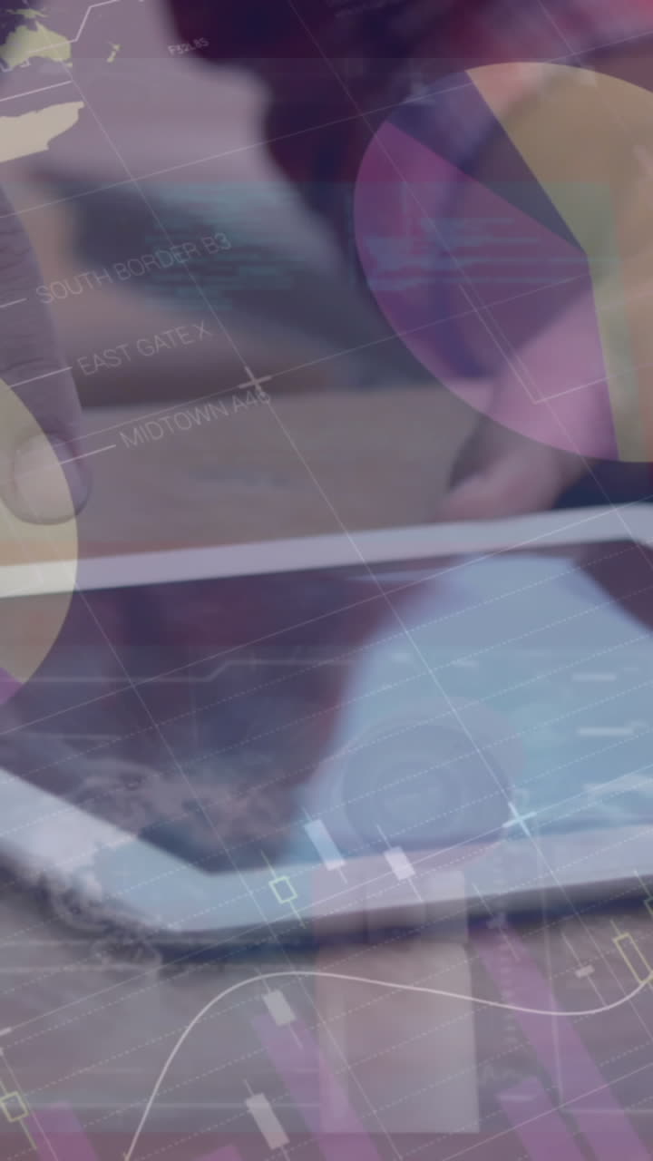 animación de estadísticas y procesamiento de datos sobre una mujer de negocios que usa tableta en una reunión