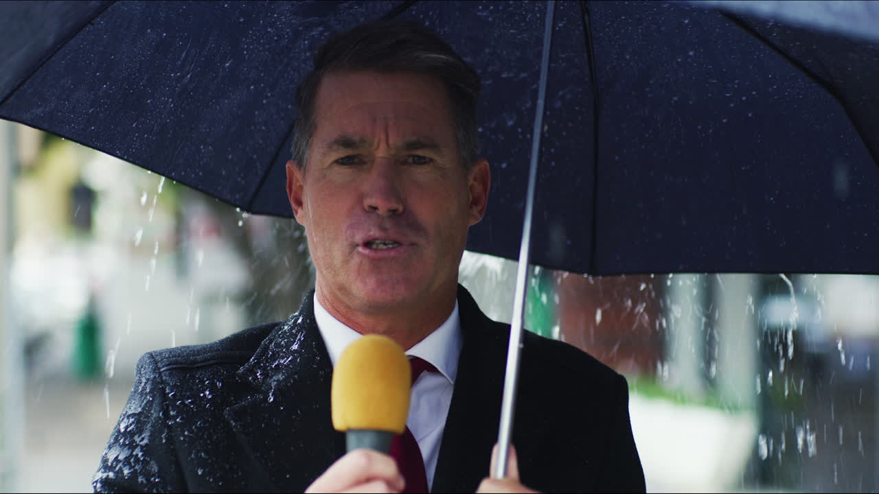 뉴스, 기자 남자와 함께 비와 우산