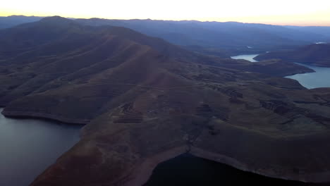 El-Agua-Está-Tranquila,-Por-Ahora.