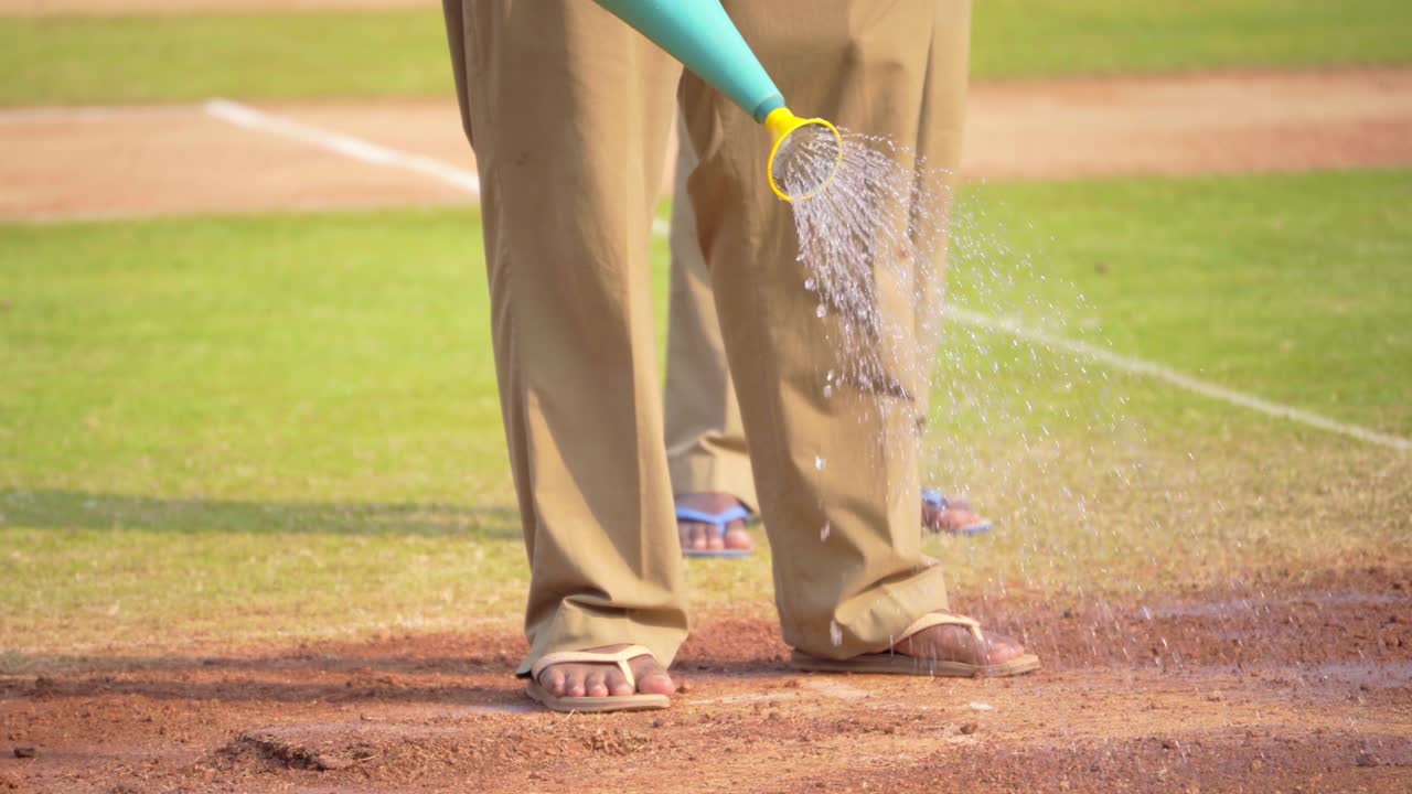 mangueras de agua potable para el mantenimiento del suelo en el estadio de wankhede vista de cerca el riego puede
