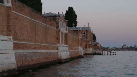 Hermosos-Edificios-De-La-Ciudad-De-Venecia-Después-Del-Atardecer-Desde-Un-Barco-En-Movimiento