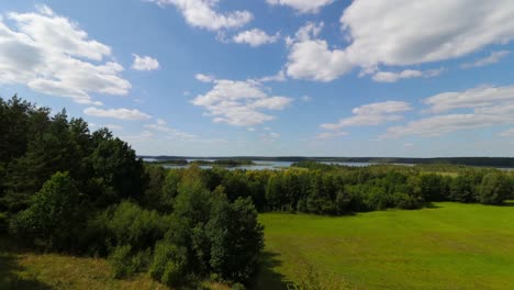 Timelapse-De-Los-Lagos-De-Polonia-Moviendo-Las-Nubes.