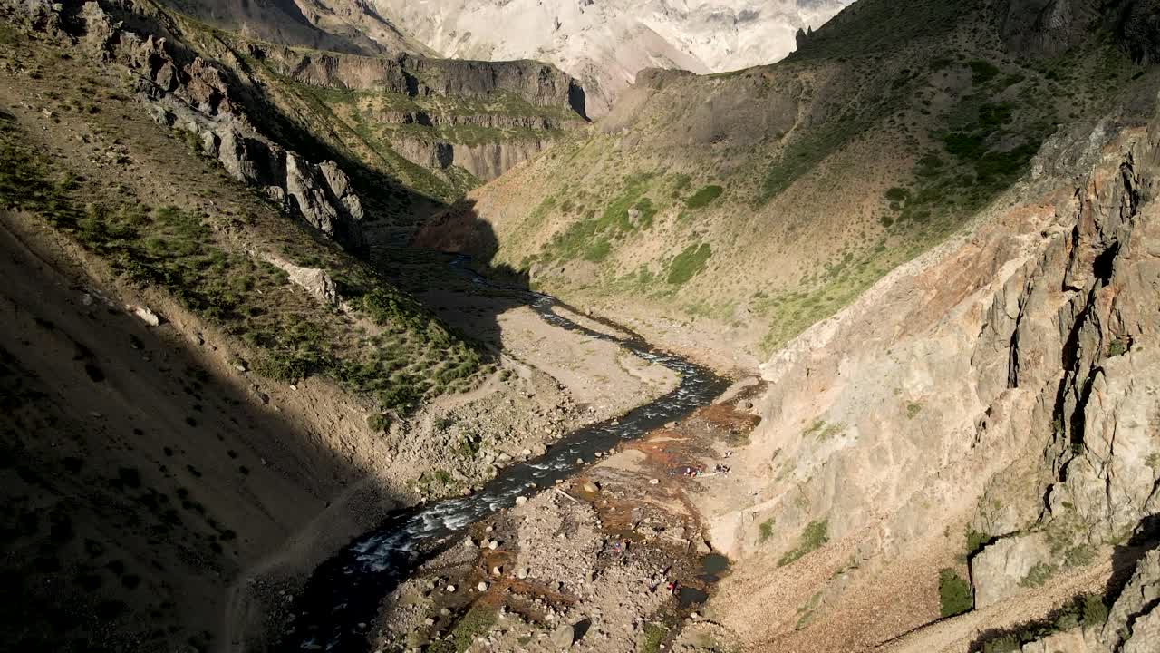 vista aérea del río campanario con las termas homónimas con la luz del sol al amanecer en la región del maule, chile