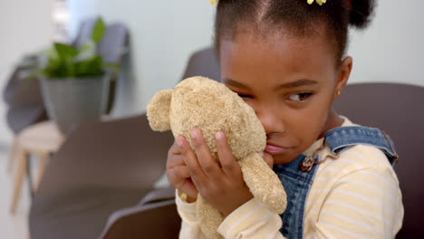 Triste-Chica-Afroamericana-Sentada-En-La-Sala-De-Espera-Del-Hospital-Y-Sosteniendo-Mascota,-Cámara-Lenta