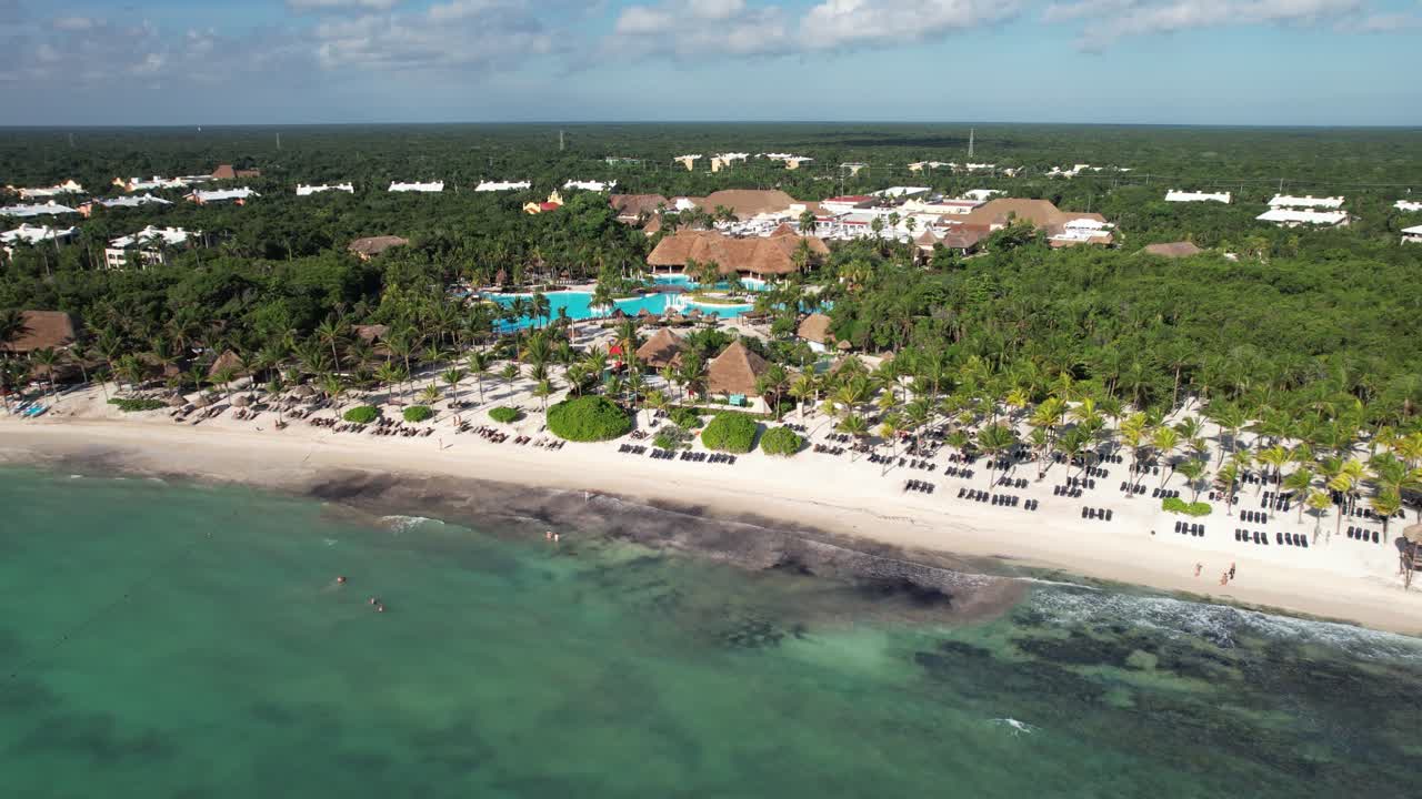vista aérea de playa del carmen, playa de arena y bungalows de lujo en la selva tropical