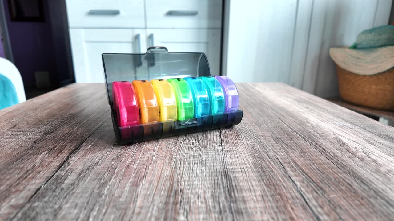 caja de plástico colorida para consumir pastillas todos los días