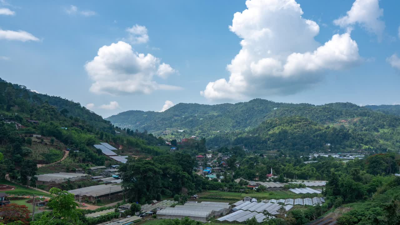 Et panoreringstimelapse af en smuk dal og skyer i Thailand