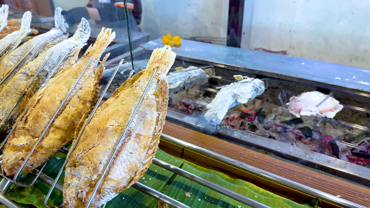 롱 라트 마요름 시장 에서 생선 을 는 것