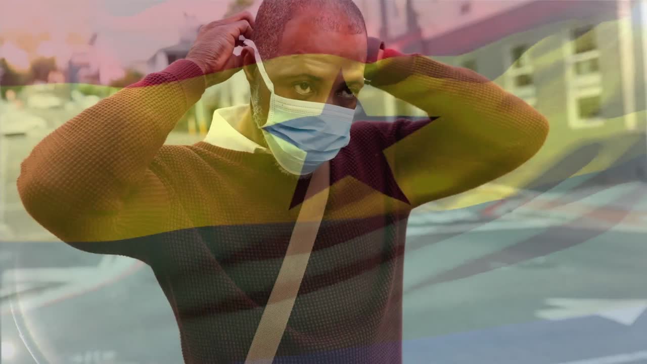 가나  ⁇ 발이 얼굴 마스크를 쓴 남자를 향해 흔들리고 있습니다.