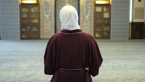 Muslimische-Frau-In-Der-Moschee