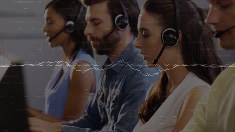 animación del procesamiento de datos financieros sobre diversas personas de negocios con auriculares