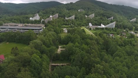 Pyramidenähnliche-Hotels-In-Einer-Bergtouristenstadt-Im-Süden-Polens