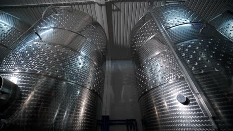 grandes barriles de acero para la fermentación del vino. planta de producción de vino. tanques de destilación de vino de acero.