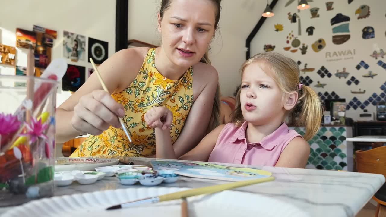 madre e hija pintando juntas